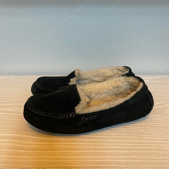 UGG Men’s Navy Ascot Sheepskin Suede Slippers Size 7 main image 6